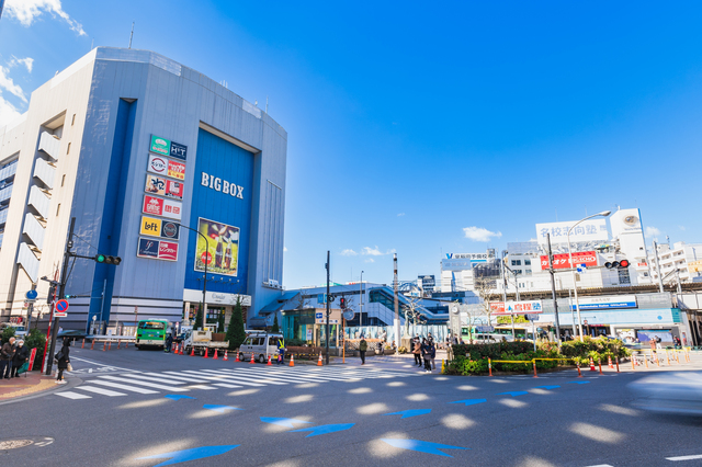 山手線・東西線・西武新宿線の3路線が使える便利な駅